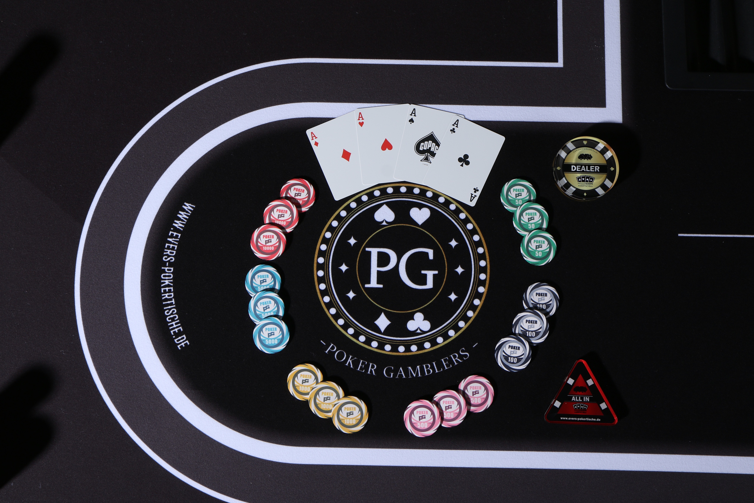 Poker Tisch mit Poker Gamblers Emblem. Chips in einem Kreis herum mit Karten