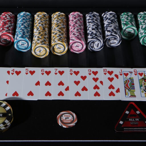 Eine Ansammlung von Karten und Chips mit den besonderen Chips für Dealer und All In besonders im Vordergrund