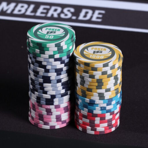 Zwei Sauber gestapelte Türme von Poker Chips in unterschiedlichen Farben