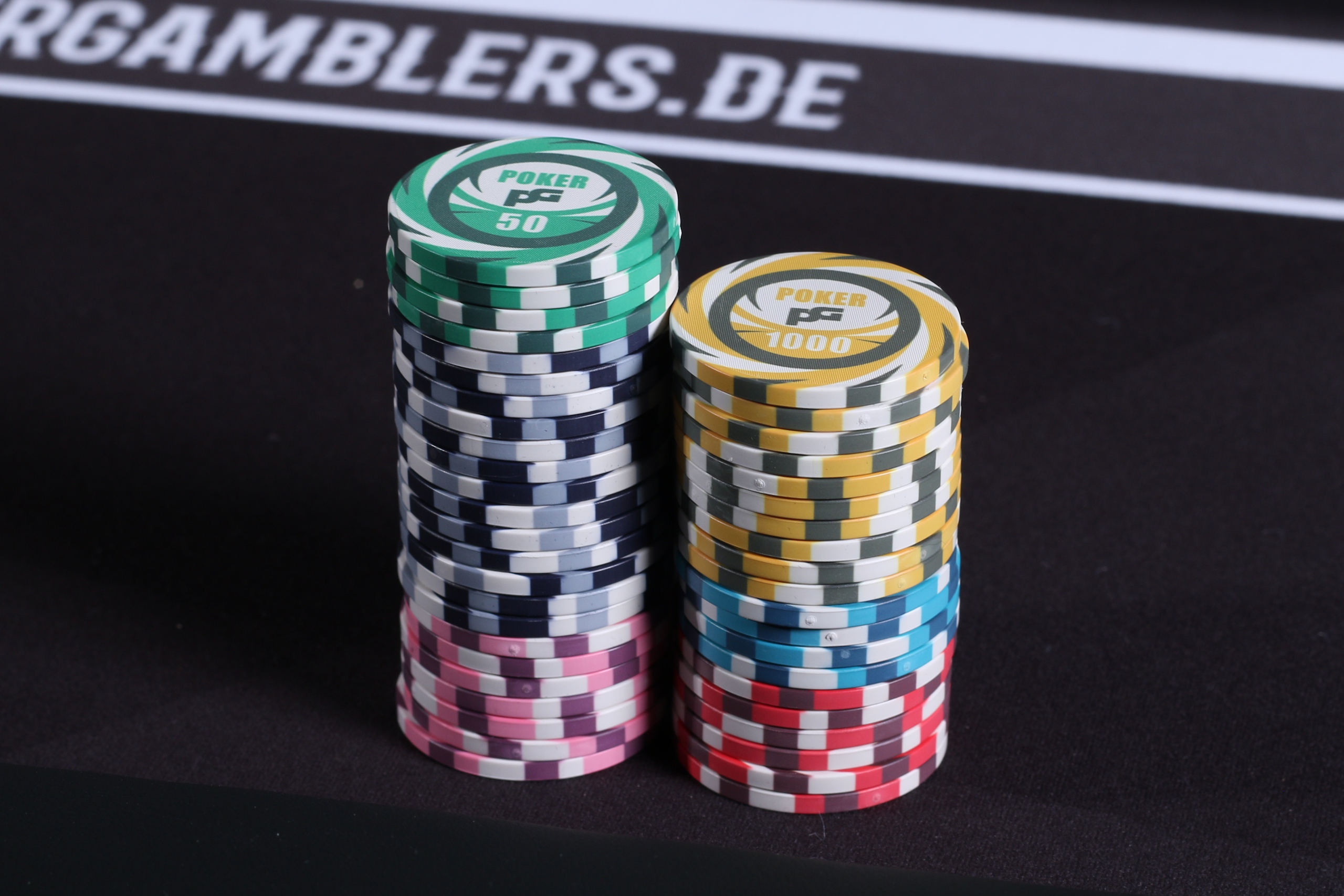 Zwei Sauber gestapelte Türme von Poker Chips in unterschiedlichen Farben