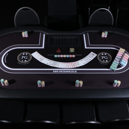 Poker Gamblers Tisch aus Entfernung, Karten in einem Fächer mit Chips an jedem Sitzplatz